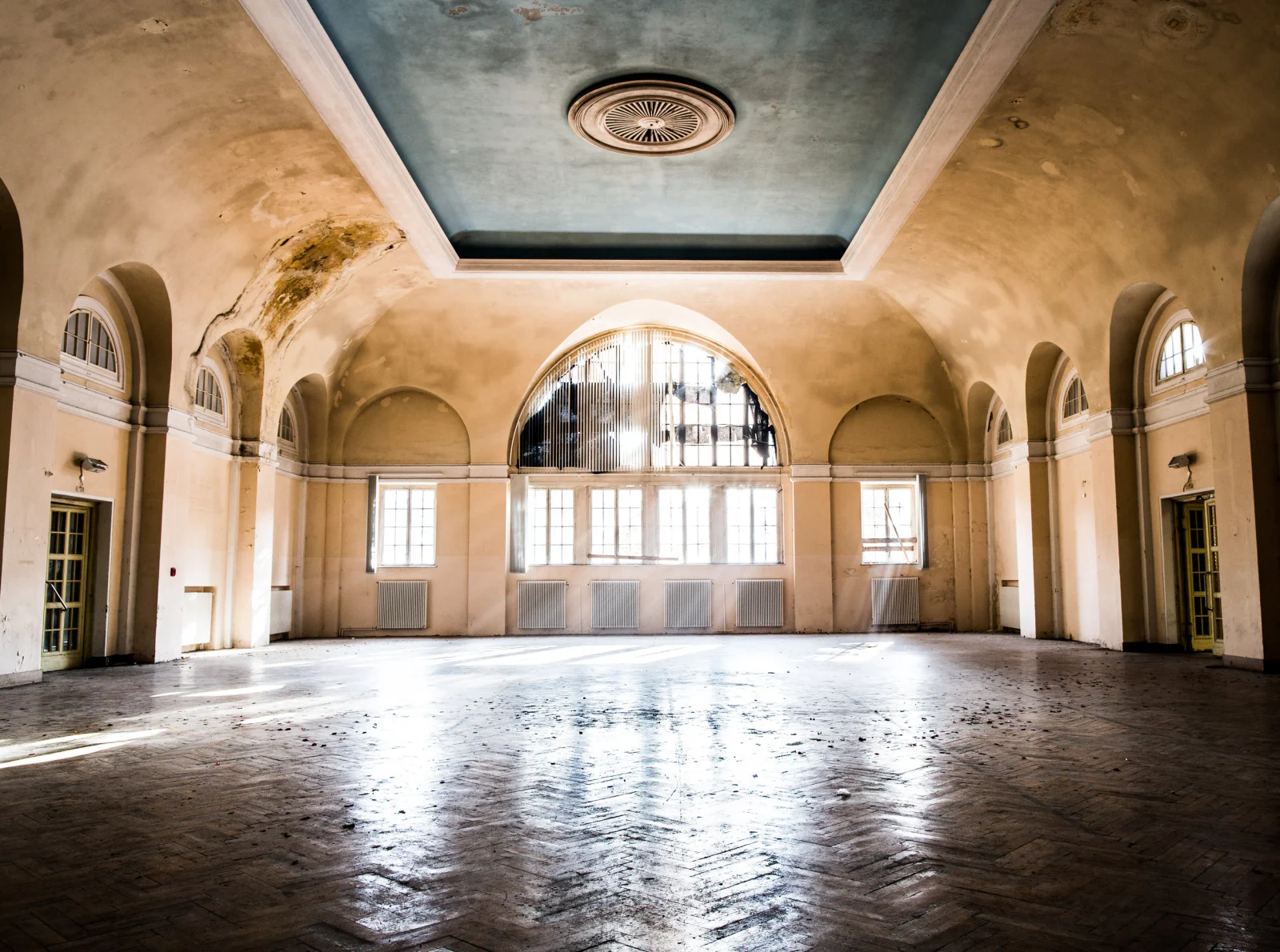 Dokumentarfotografie verlassener Orte – Aufnahme 001 von Sebastian Hallabrin