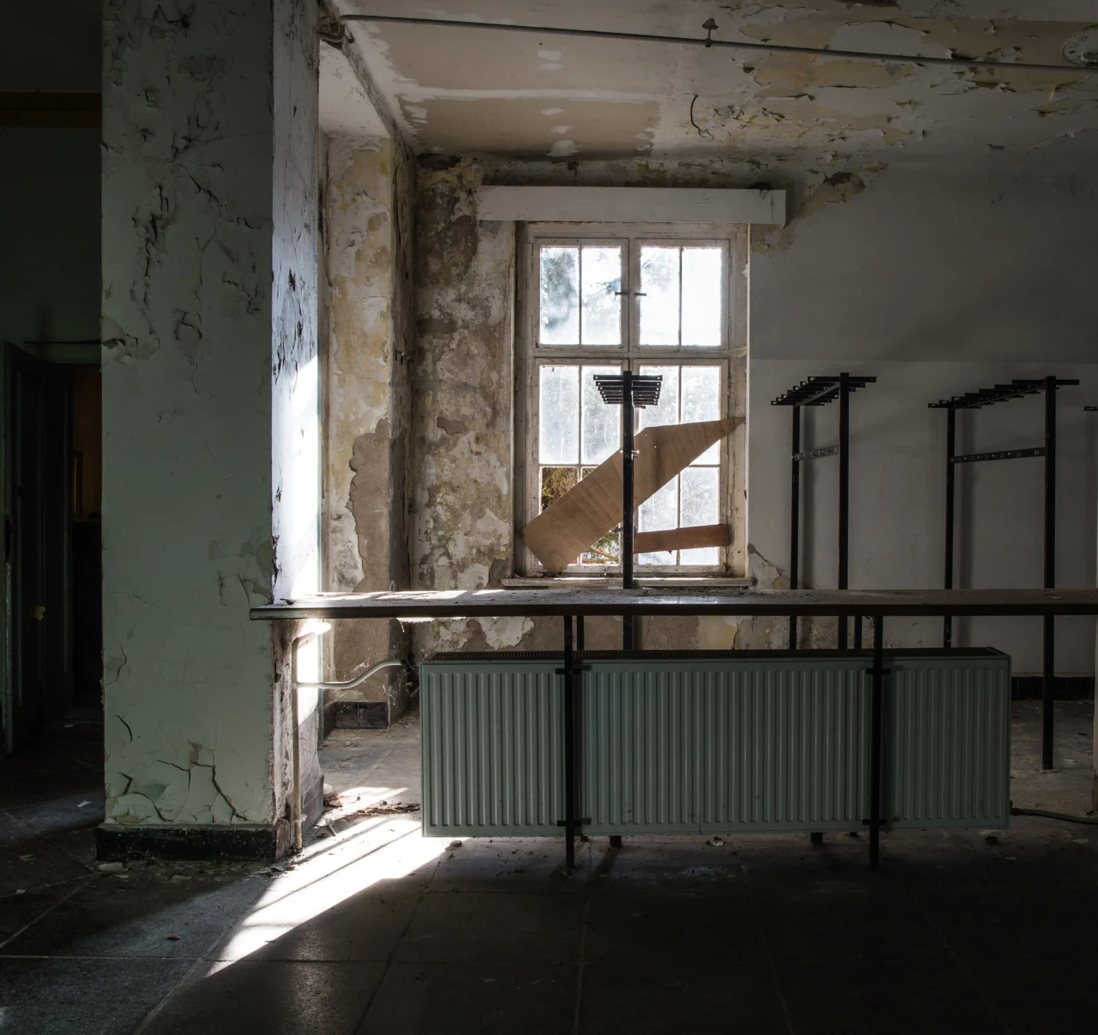 Dokumentarfotografie verlassener Orte – Aufnahme 009 von Sebastian Hallabrin