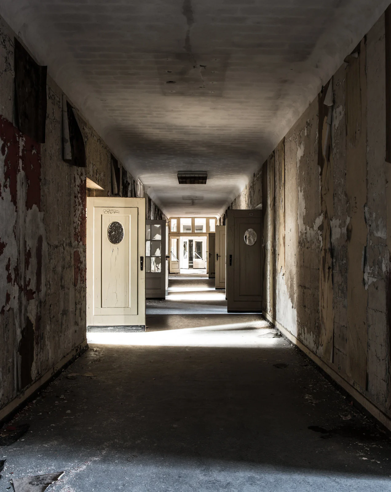 Dokumentarfotografie verlassener Orte – Aufnahme 023 von Sebastian Hallabrin