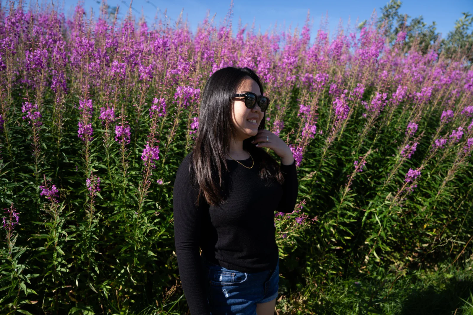 Outdoor-Portrait einer Frau vor violetten Wildblumen