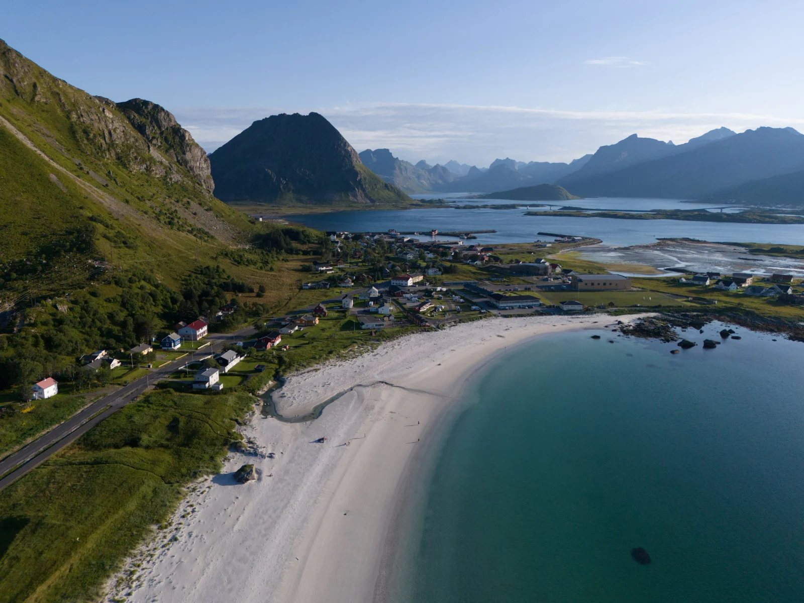 Luftaufnahme eines hellen Strandes in einer nordischen Berglandschaft