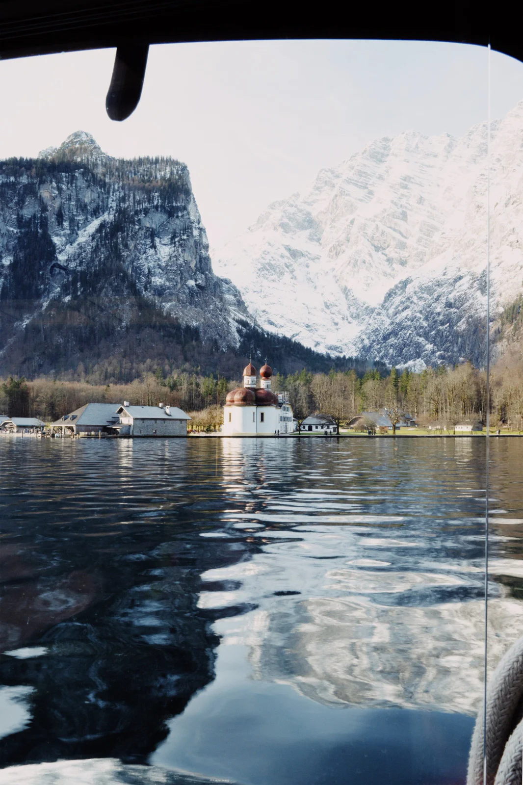 Kleines Haus auf einer Insel im klaren Bergsee
