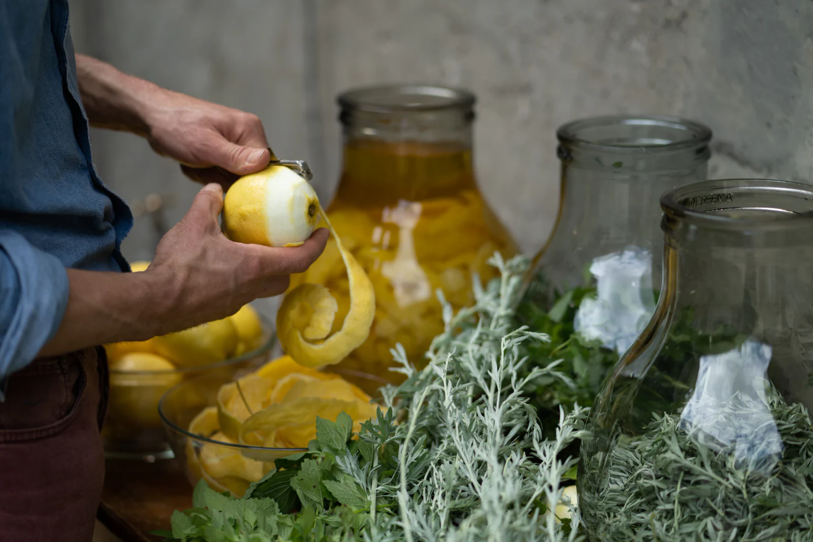 Zitrone, Kräuter und Glasgefäße bei der Rezepturentwicklung