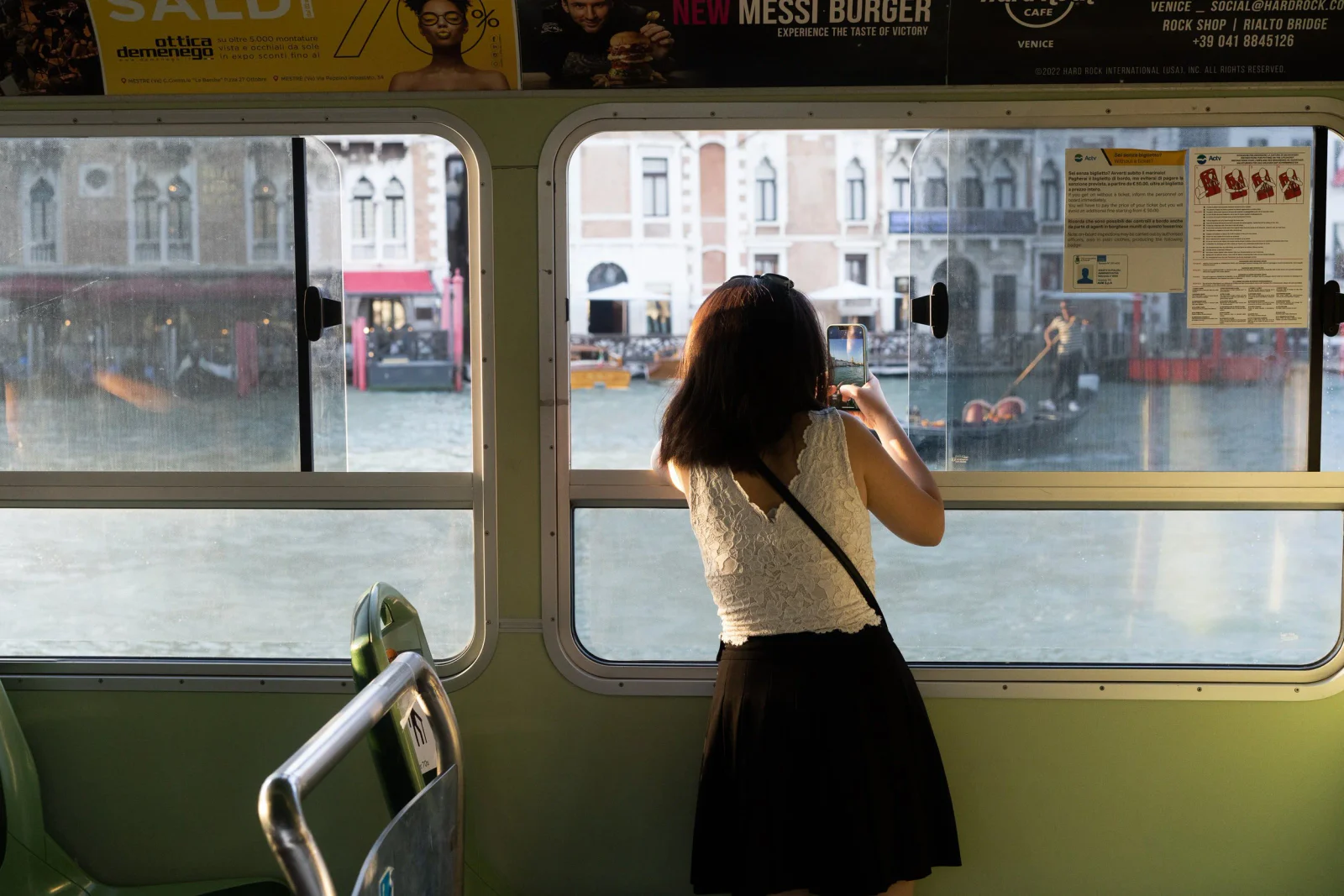 Street Photography – urbane Szene 08 von Sebastian Hallabrin