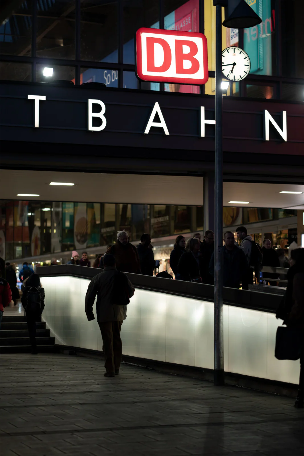 Street Photography – urbane Szene 15 von Sebastian Hallabrin