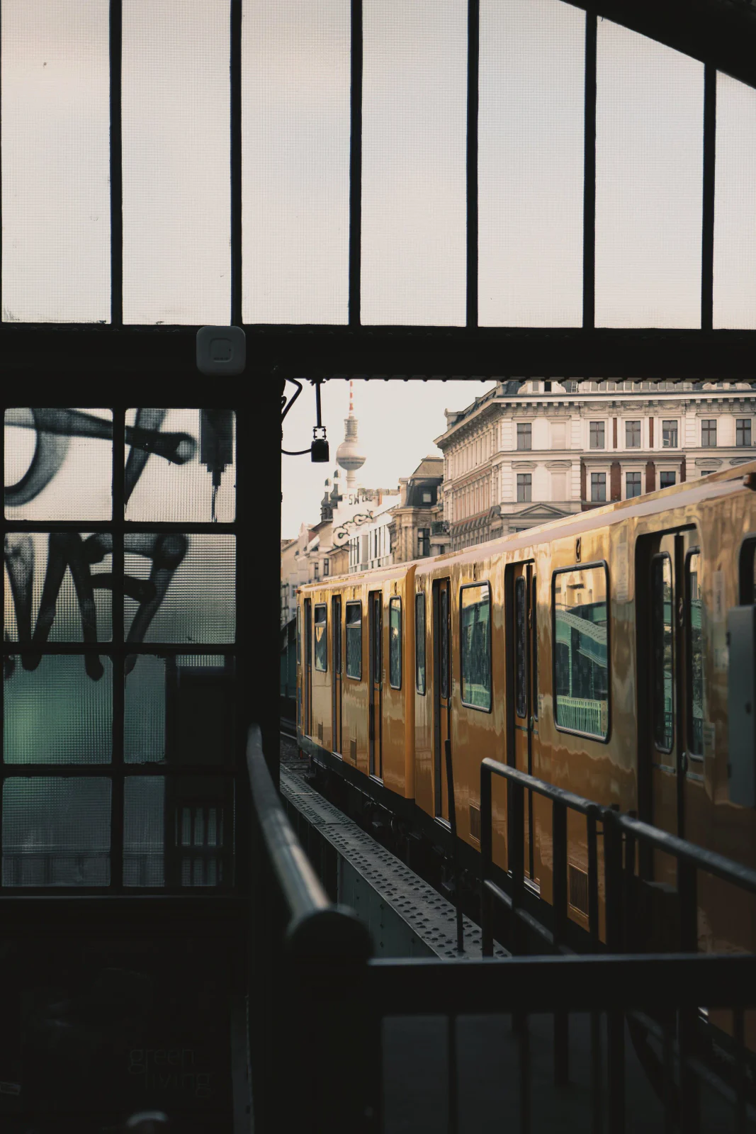 Street Photography – urbane Szene 30 von Sebastian Hallabrin