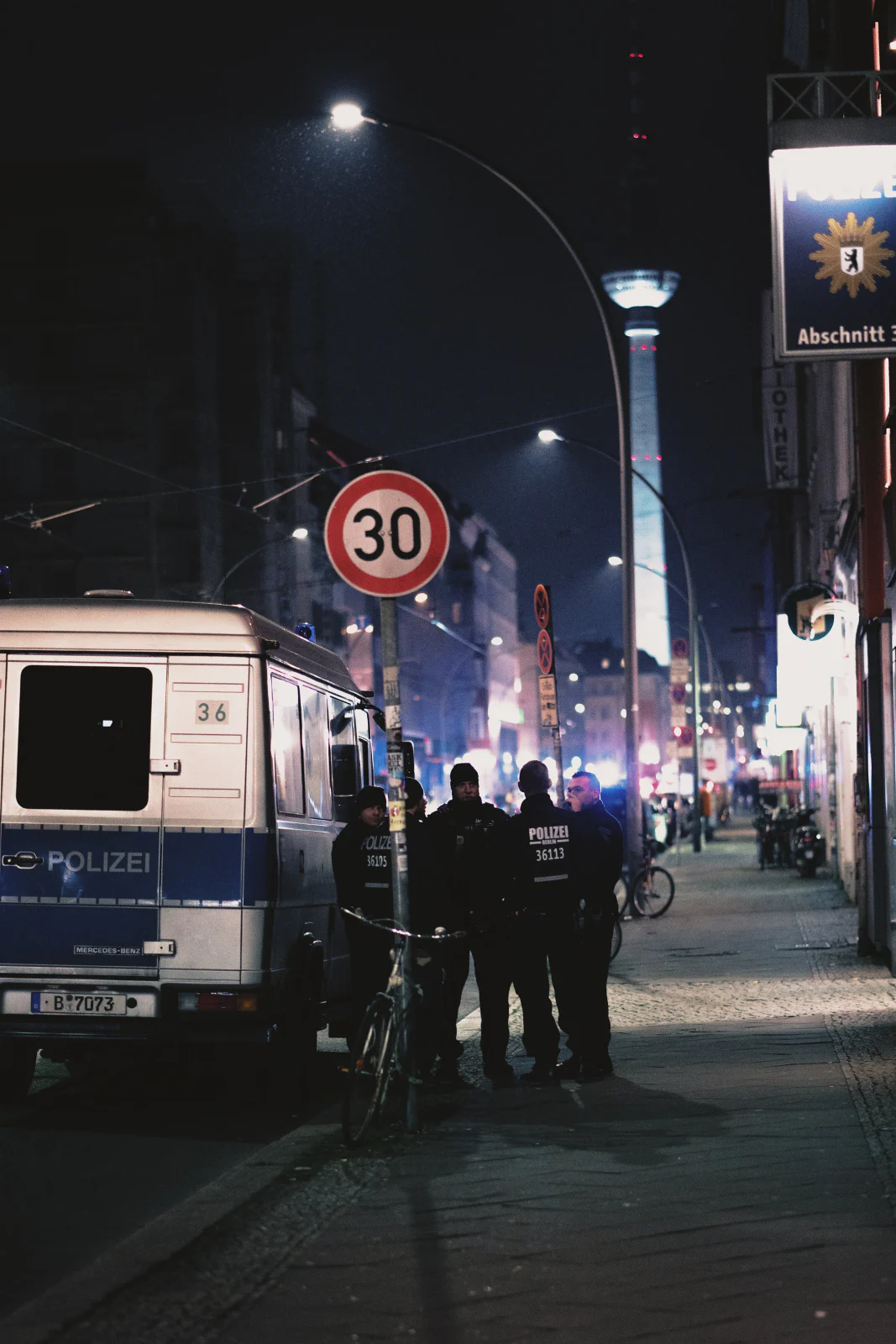 Street Photography – urbane Szene 55 von Sebastian Hallabrin